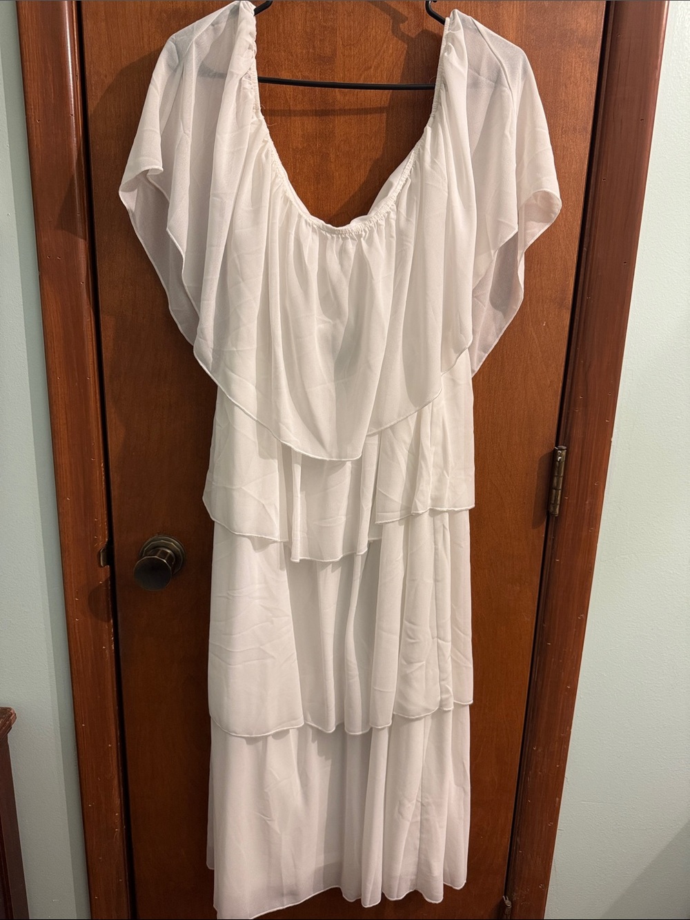 Elegant White Tiered Midi Dress with Flutter Sleeves